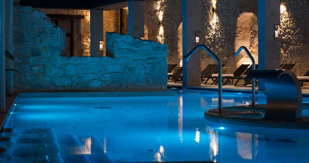 Piscina termal del hotel Castilla Termal Brihuega, un alojamiento ideal para completar la visita a los campos de lavanda de Brihuega.