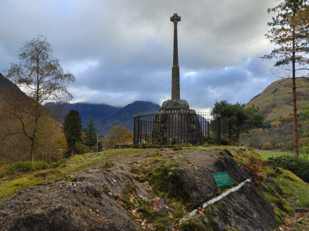 Memorial de la masacre de Glencoe rodeado de montañas en las Highlands de Escocia, uno de los lugares históricos más importantes que ver en Glencoe.