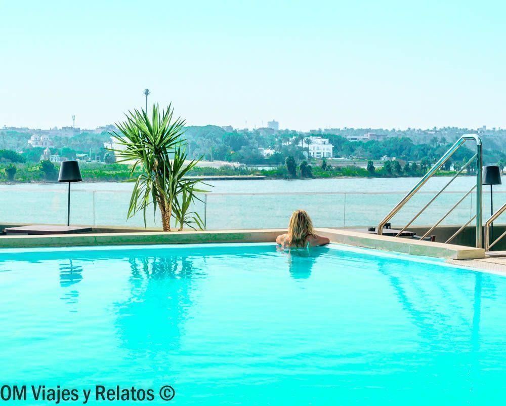 Una servidora disfrutando de la piscina del hotel Holiday Maadi Cairo con vistas al Nilo, una opción relajante para planificar que ver en el Cairo y alrededores.