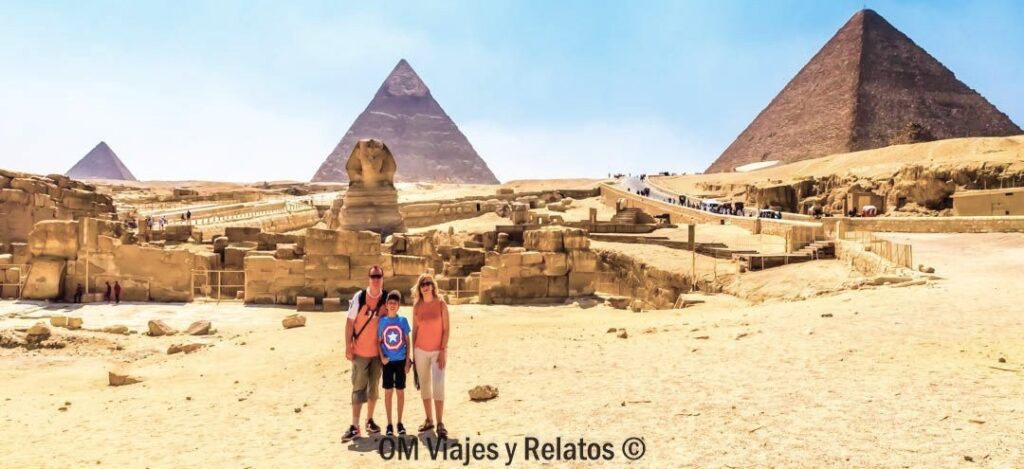 Foto familiar de OM Viajes y Relatos de turismo en El Cairo frente a la Esfinge y las pirámides de Guiza en una guía sobre que ver en el Cairo y alrededores.