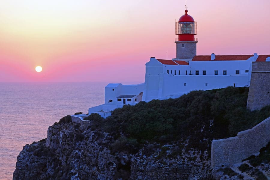 Atardecer en el Faro de Cabo de São Vicente en Sagres, una visita imprescindible que ver en Algarve en 3 días.