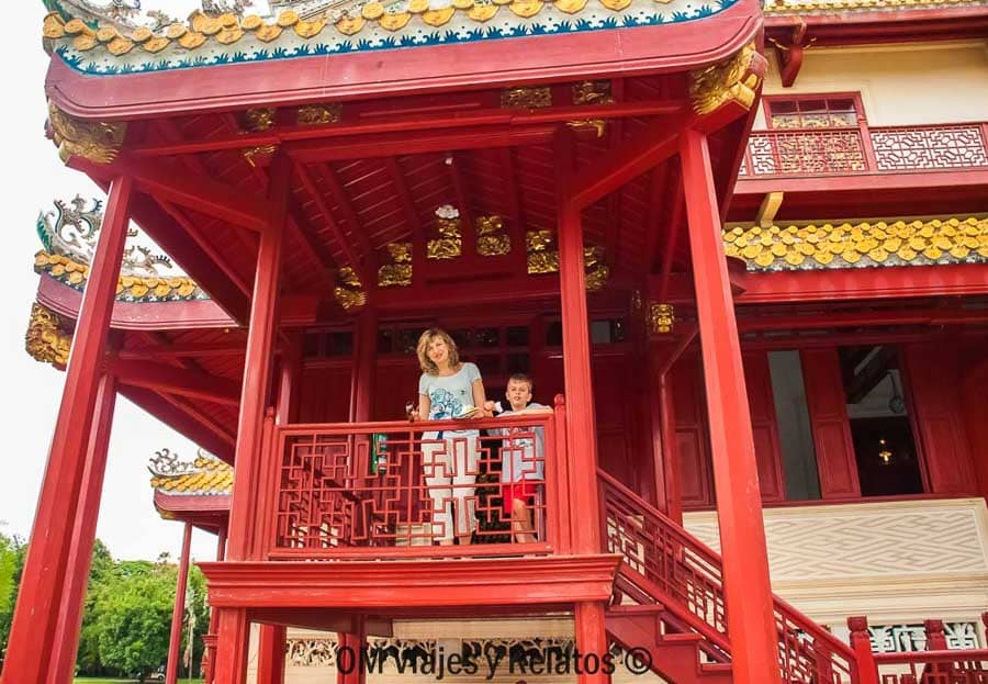 Olga y Raúl en balcón de pabellón rojo tradicional durante visita a Ayutthaya en un día