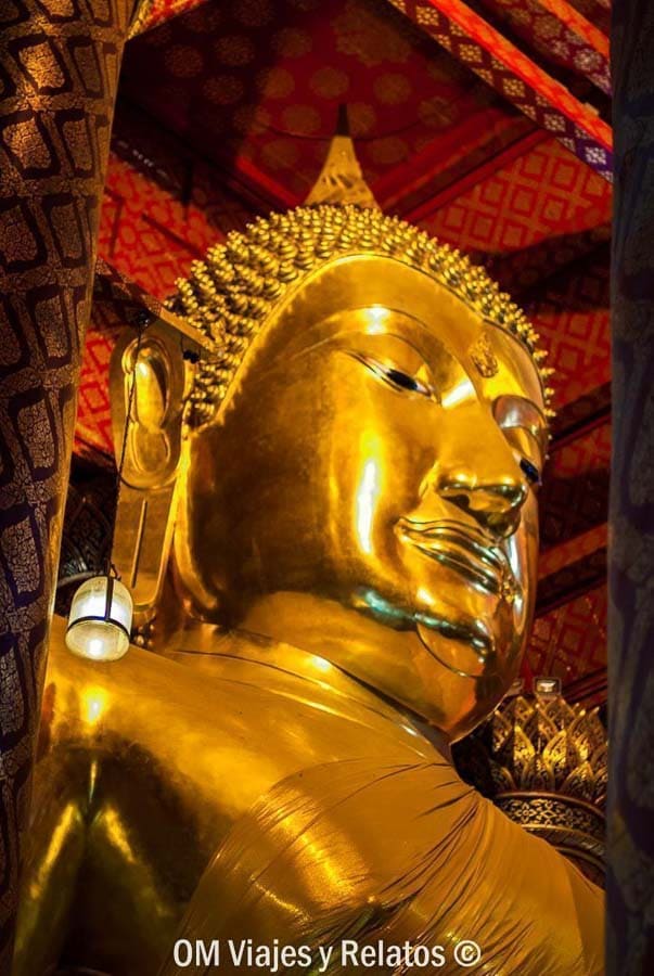 Buda-gigante-de-Ayutthaya-Palacio Primer plano de gran Buda dorado en el interior de un templo de Ayutthaya en un día de visita