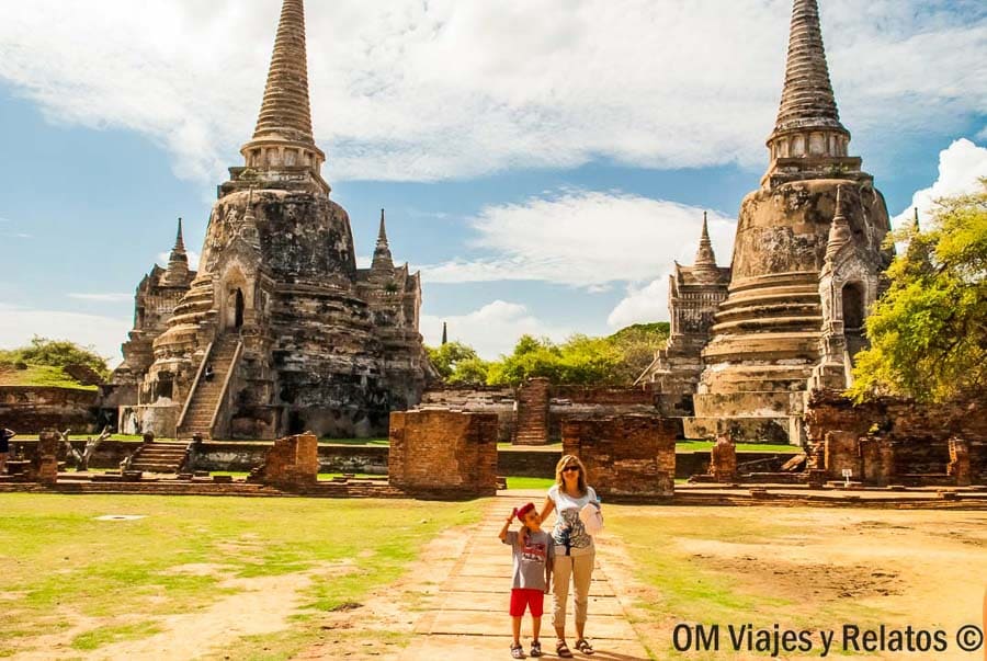 Olga y Raúl en las ruinas de templo con grandes estupas en Ayutthaya en un día de visita