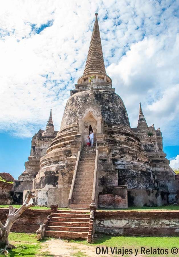 JC y Raúl en las escaleras de una gran estupa antigua en Ayutthaya en un día de viaje por