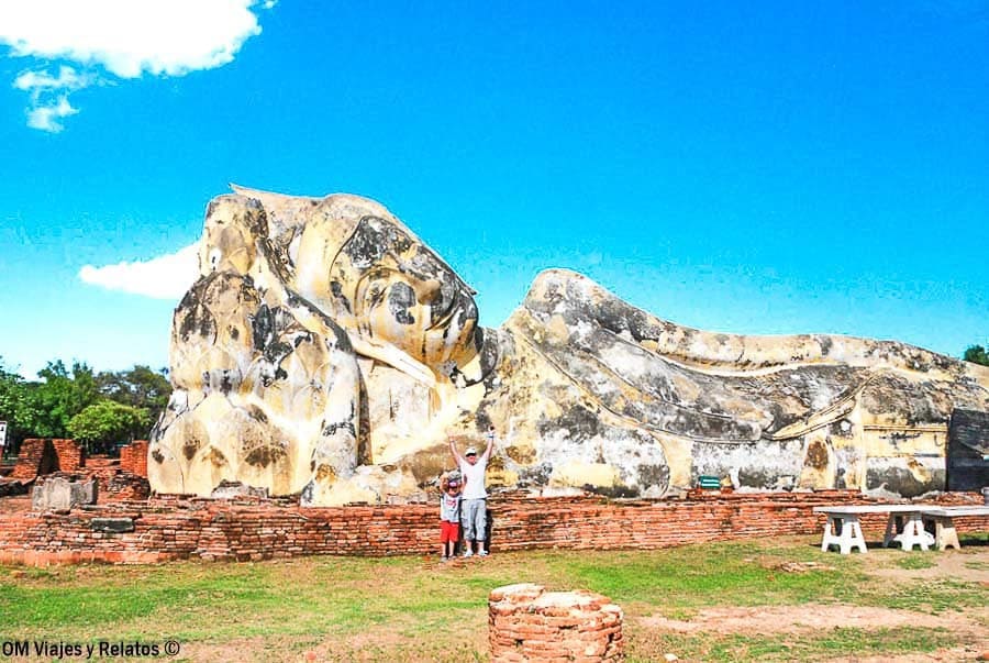 JC y Raúl posando ante enorme Buda reclinado en Ayutthaya en un día de excursión