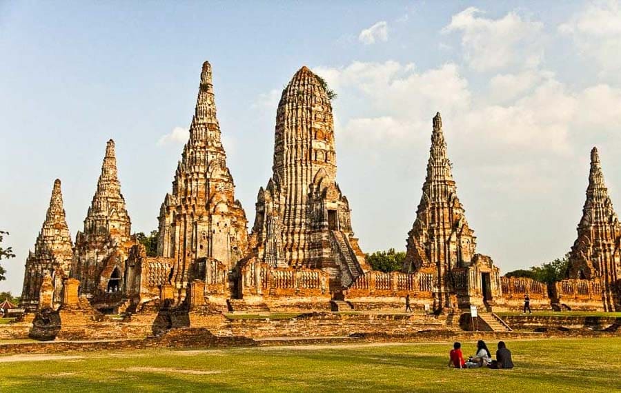 Templo de Wat Chaiwatthanaram al atardecer en Ayutthaya en un día de visita