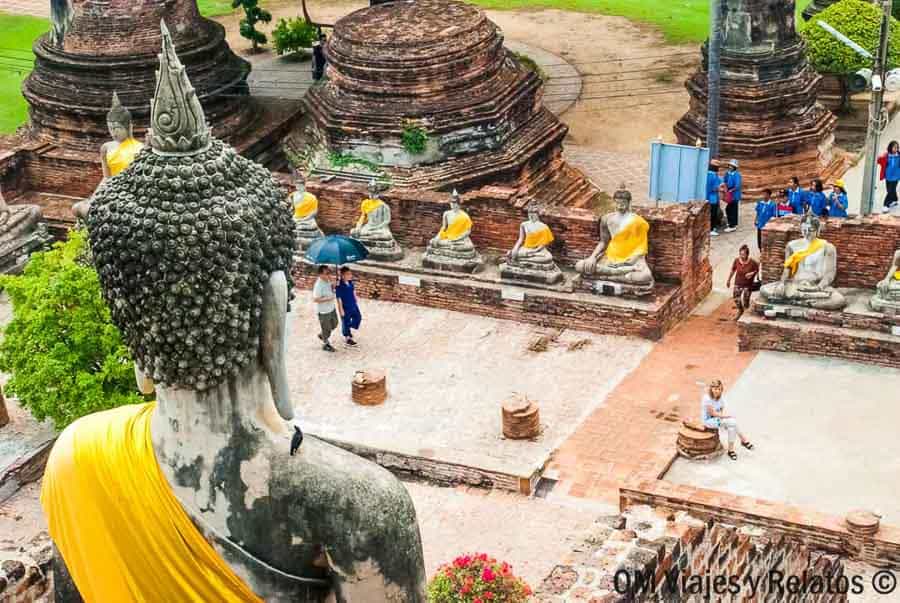 AYUTTHAYA (TAILANDIA) Panorámica de patio con Budas de piedra y chedis de ladrillo en Ayutthaya en un día de excursión
