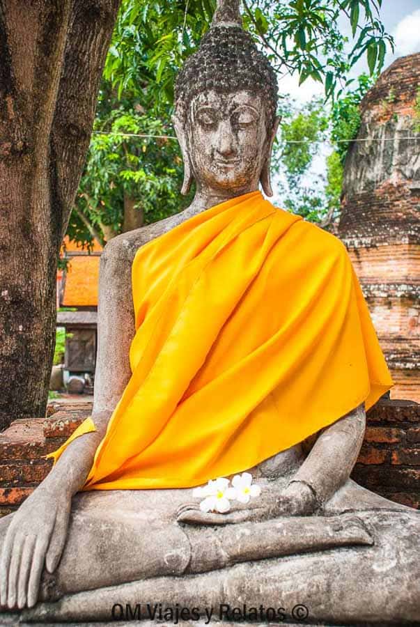 Estatua de Buda con manto naranja en templo histórico de Ayutthaya en un día de visita a Tailandia