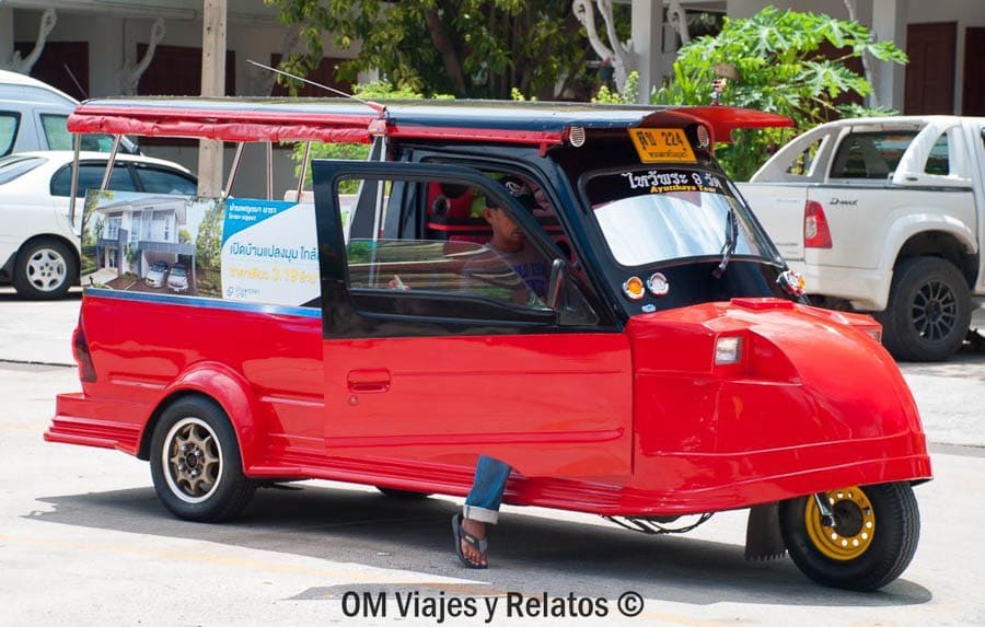Tuk tuk rojo típico de Ayutthaya en un día de visita por la ciudad histórica