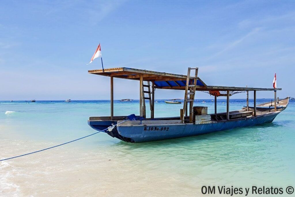Barco tradicional en las aguas turquesas de Gili Air, una parada paradisíaca para disfrutar Indonesia en 15 días por libre.