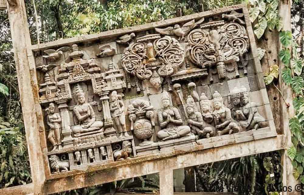 Relieve escultórico de piedra con escenas de la cultura y mitología javanesa en el Museo Ullen Sentalu, una visita cultural imprescindible que ver en Yogyakarta.