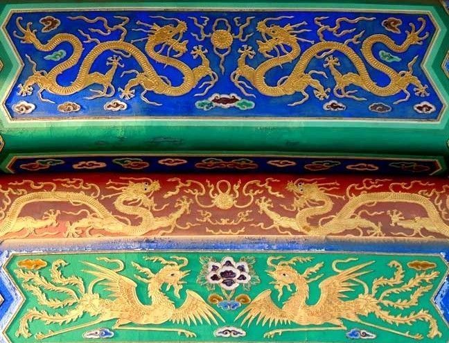 Ornamentos tradicionales con dragones en el Templo del Cielo, ideal al visitar el Templo del Cielo de Pekín.