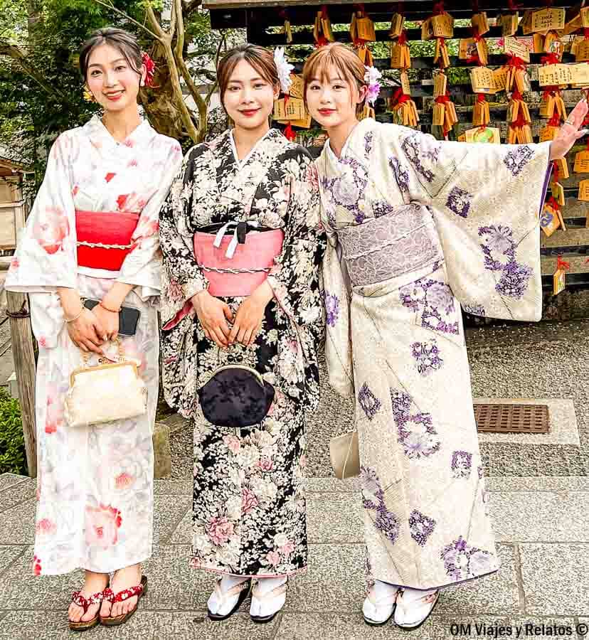 Tres mujeres con kimono posando en un santuario en Japón, consejos para viajar a Japón por libre: alquilar kimono y visitar templos temprano.