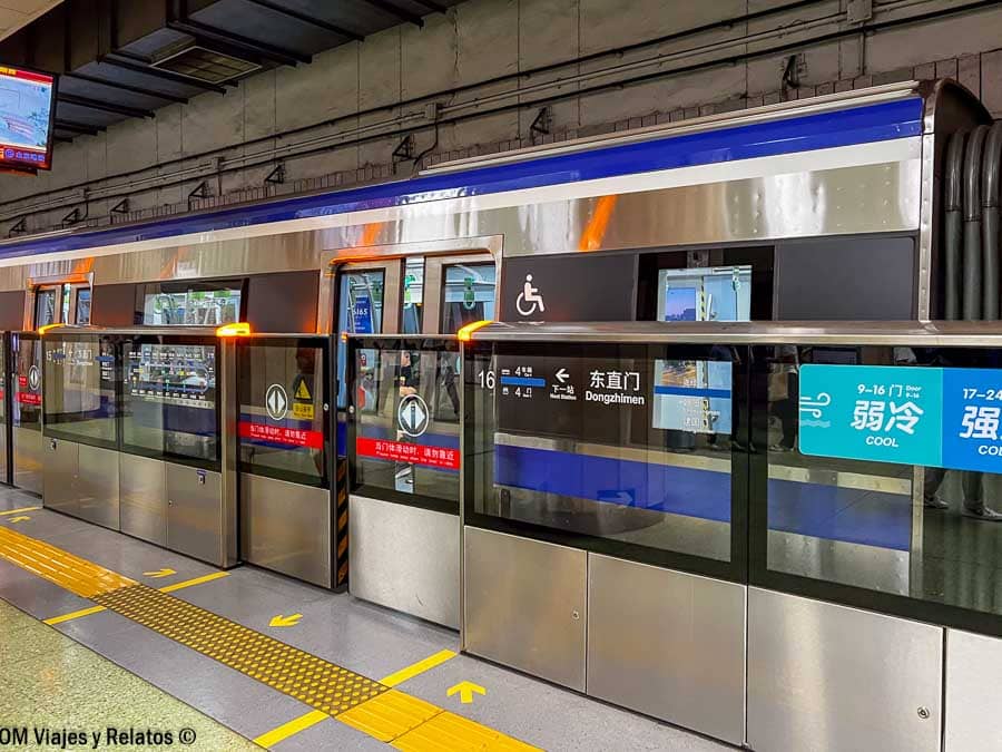 Andén del metro de Pekín con puertas de seguridad y señalización, como ir del aeropuerto de Pekin al centro.