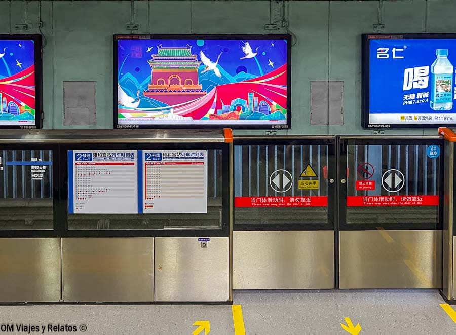 Andén de metro con puertas de seguridad y carteles en chino, como ir del aeropuerto de Pekin al centro.