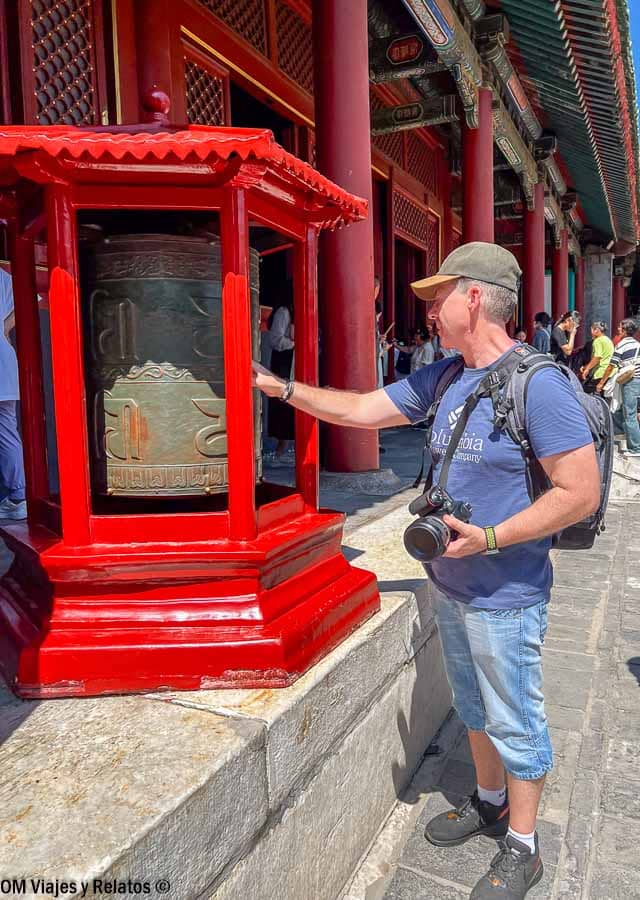 JC girando una rueda de oración en el Templo de los Lamas de Pekín, experiencia recomendada en que ver en Pekin en 4 dias.