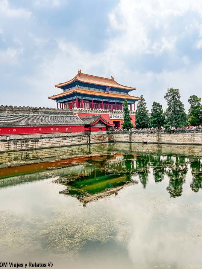 Vista exterior de la Ciudad Prohibida con el foso y el reflejo en el agua, imprescindible en que ver en Pekín en 4 dias.