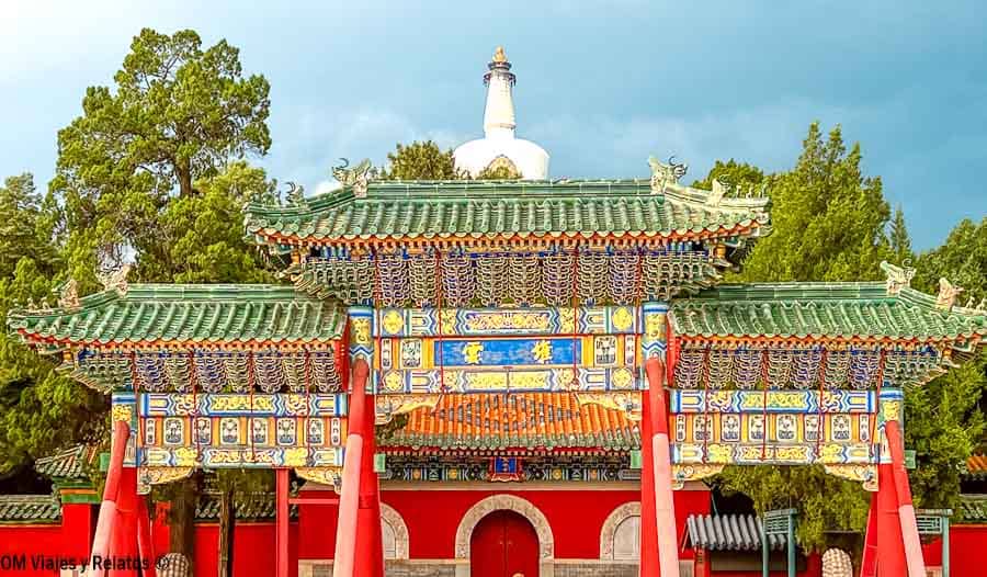 Puerta tradicional decorada en el Parque Beihai de Pekín, una parada bonita en la ruta de que ver en Pekín en 4 dias.
