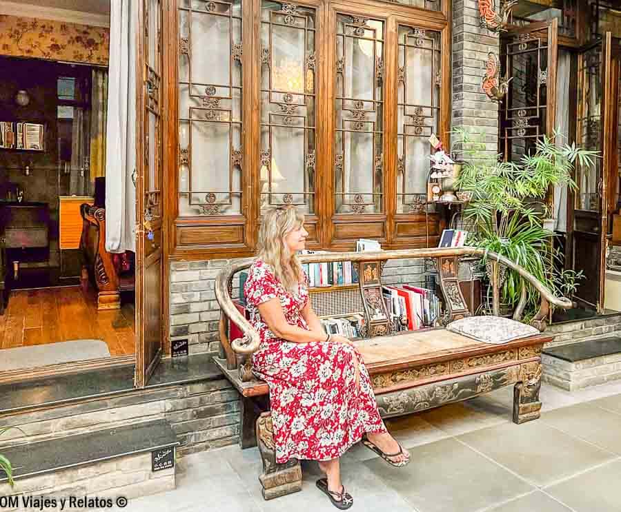 Olga descansando en el patio del Kelly’s Courtyard Hotel en Pekín, alojamiento con encanto para que ver en Pekín en 4 días.