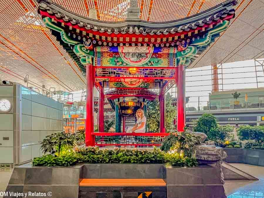 Una servidora en el aeropuerto Internacional de Pekín.