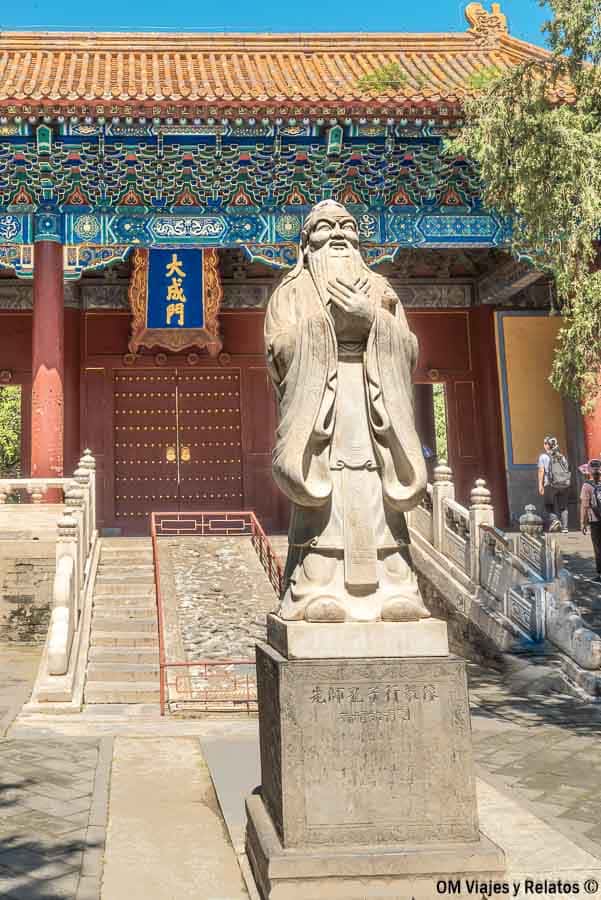 Estatua de Confucio frente a la entrada del Templo de Confucio en Pekín, visita cultural clave en que ver en Pekín en 4 días.
