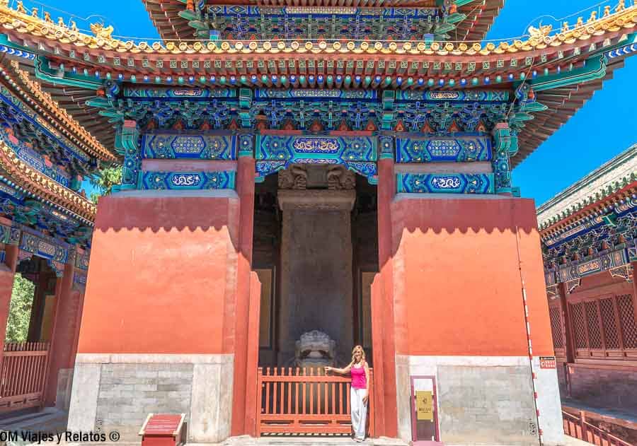 Foto mía en la entrada de un templo tradicional en Pekín con detalles de colores, ideal en la ruta de que ver en Pekin en 4 días.