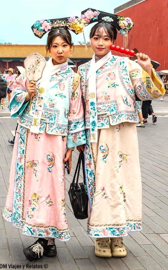 Chicas con hanfu y tocados florales en Pekín, un plan cultural de que ver en Pekin en 1 día.