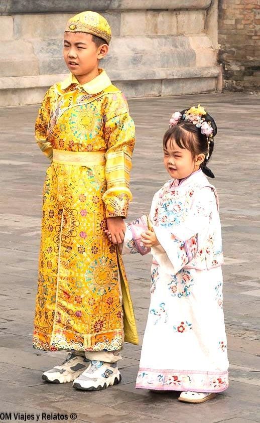 Qué ver en Pekín en 1 día: niños con trajes tradicionales