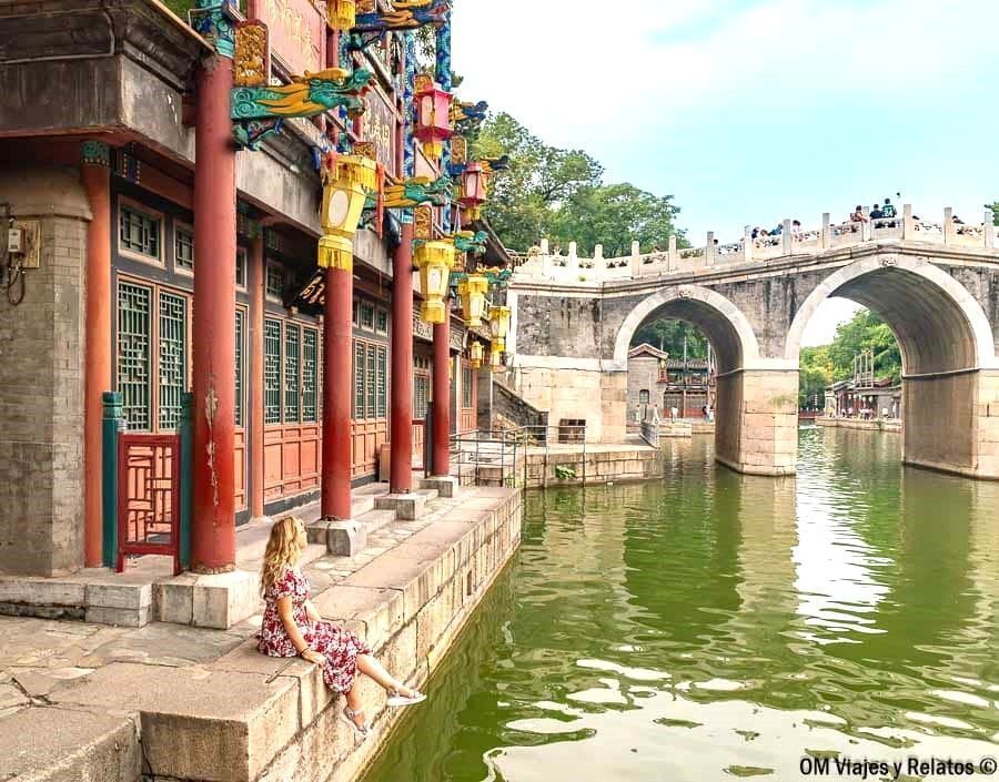 Servidora junto al canal y el puente del Palacio de Verano, un plan bonito de que ver en Pekin en 1 día.