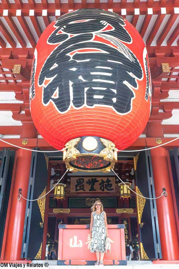 Foto mía frente al farol rojo gigante del templo Senso-ji en Asakusa (Tokio), consejos para viajar a Japón por libre: visitar a primera hora para hacer fotos sin gente.