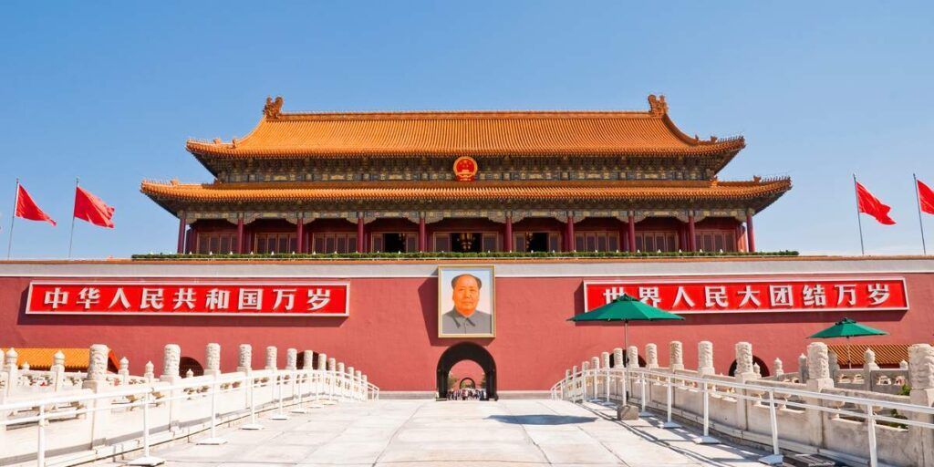 Puerta de Tiananmén, entrada principal a la Ciudad Prohibida de Pekín, uno de los monumentos más emblemáticos para quienes deciden viajar a China por libre.