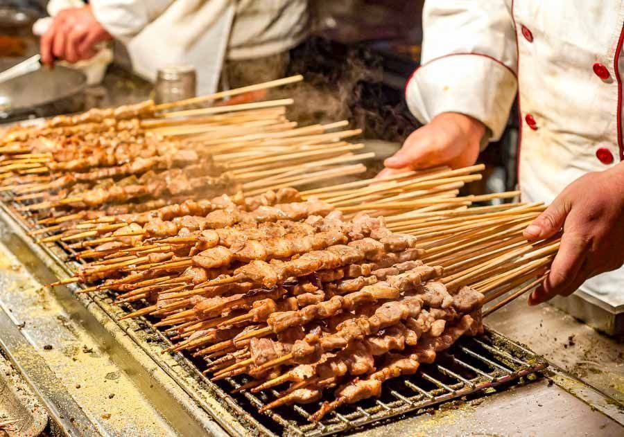 Brochetas a la parrilla en el mercado nocturno de Wangfujing, plan foodie imprescindible en que ver en Pekin en 4 dias.