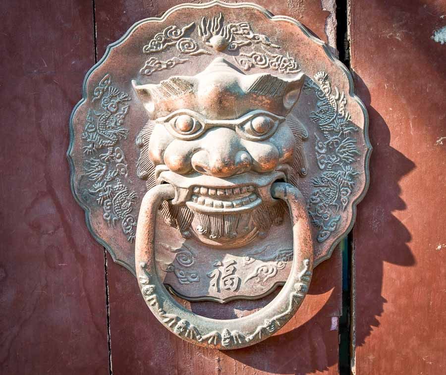 Puertas tradicionales en los hutongs de Pekín, un paseo auténtico imprescindible en que ver en Pekin en 4 dias.