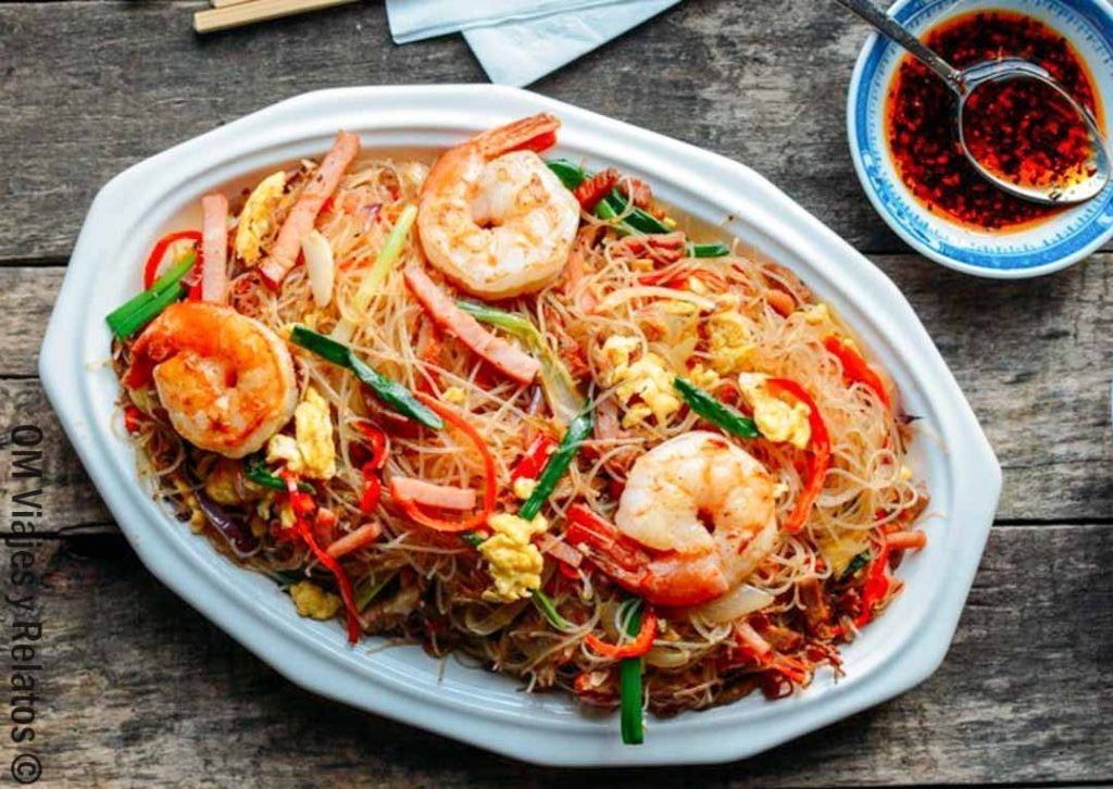 Plato de fideos de arroz salteados con gambas y verduras en Pekín, idea foodie para que ver en Pekín en 4 dias.