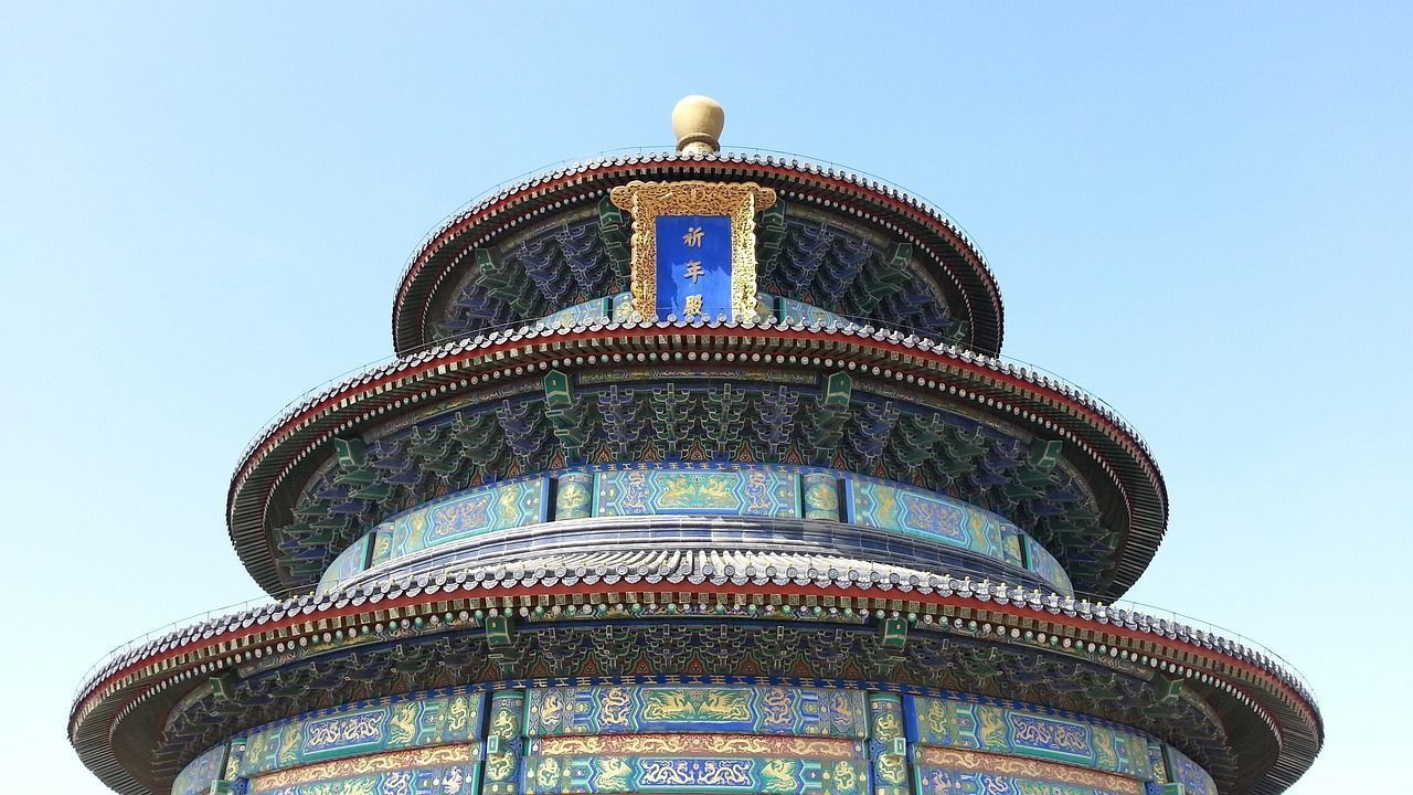 Detalle de los techos azules y la placa imperial del Salón de Oración, una imagen imprescindible al visitar el Templo del Cielo de Pekín.