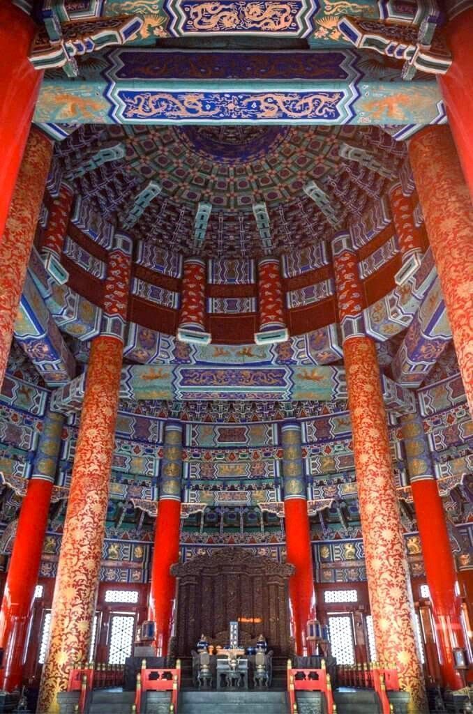 Interior del Salón de Oración del Templo del Cielo con columnas rojas y techo decorado, una visita imprescindible al visitar el Templo del Cielo de Pekín.