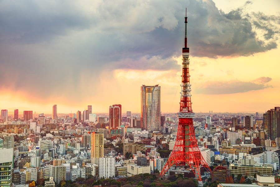 Tokyo Tower sobre el skyline de Tokio al atardecer, consejos para viajar a Japón por libre: comprar entradas online y elegir miradores para ver la ciudad desde arriba.