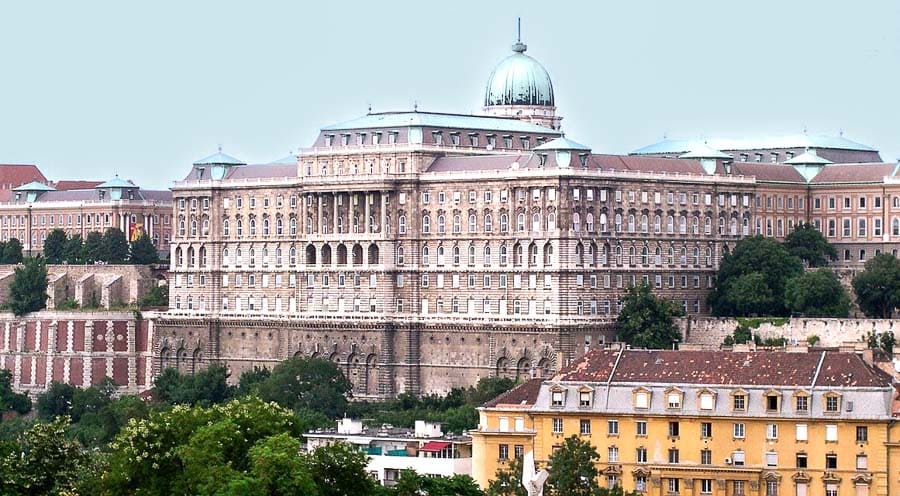 Que ver en el Castillo de Buda: vista panorámica del Palacio Real con la cúpula y las murallas en Budapest.