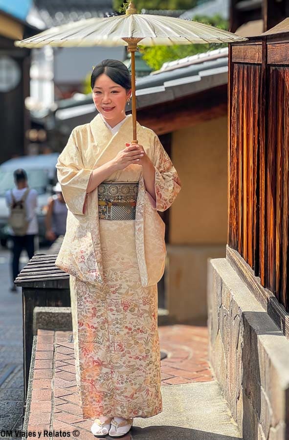 Qué ver en Japón en 15 días: mujer con kimono y sombrilla tradicional paseando por una calle histórica de Kioto.