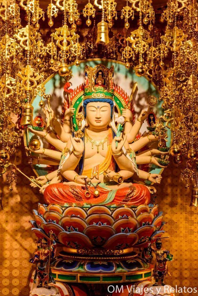 Estatua decorada en el Buddha Tooth Relic Temple de Chinatown, una visita espiritual y cultural imprescindible que ver en Singapur en 2 días.