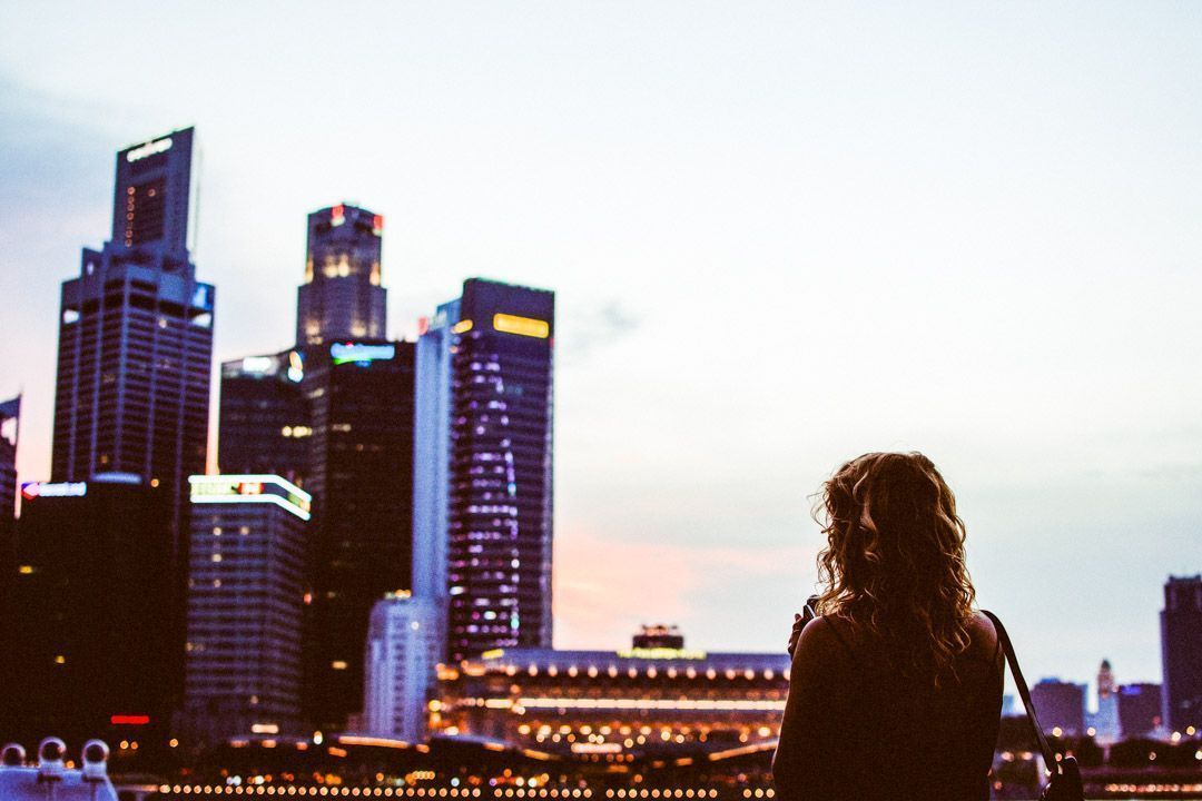 Una servidora contemplando el skyline iluminado de Singapur al atardecer, una estampa urbana imprescindible que ver en Singapur en 2 días.