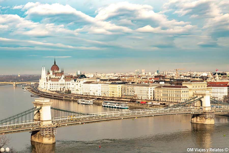 Que ver en el Castillo de Buda: vistas del Danubio con el Puente de las Cadenas y el Parlamento de Budapest al fondo.