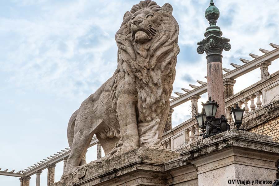 León de piedra en una terraza del recinto, uno de los detalles curiosos de que ver en el Castillo de Buda.
