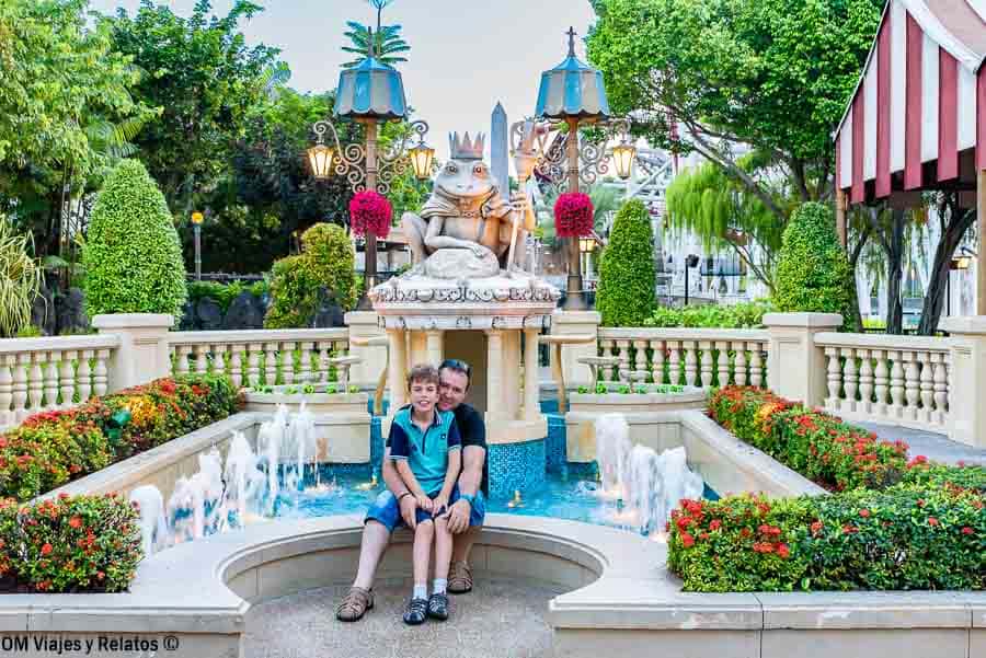 Foto de JC y nuestro hijo en una fuente decorativa de Universal Studios Singapore, una visita divertida para incluir entre los lugares que ver en Singapur en 2 días.