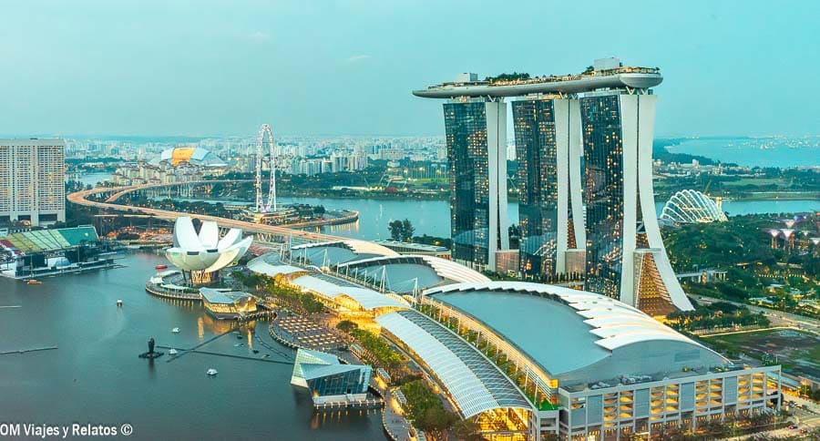 Marina Bay Sands y la bahía de Singapur al atardecer, una imagen ideal para ilustrar internet en Singapur.
