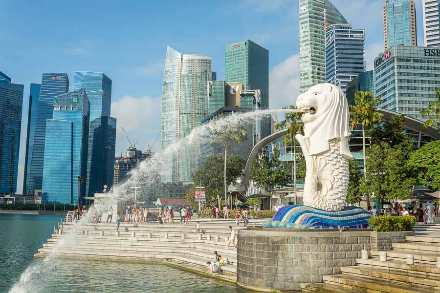 Merlion Park con el skyline de Singapur al fondo, una imagen ideal para ilustrar internet en Singapur.