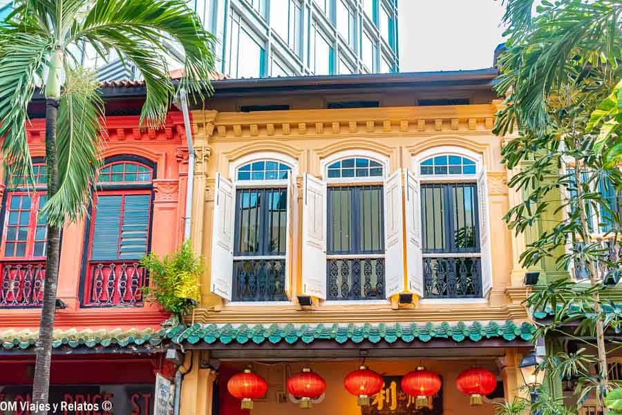 Casas coloridas de Chinatown en Singapur, una imagen ideal para ilustrar internet en Singapur.