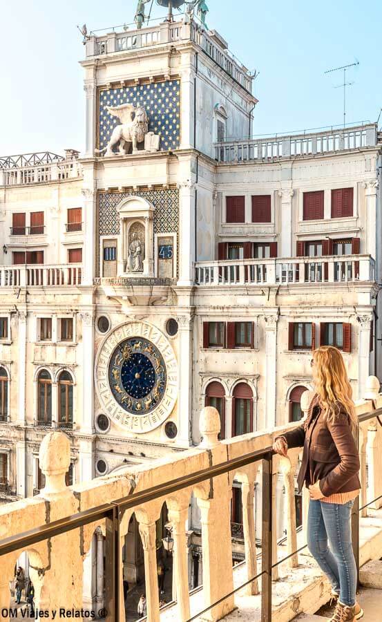 Foto mía observando la Torre dell’Orologio desde una terraza, uno de los monumentos más emblemáticos que visitar en la Plaza de San Marcos en Venecia.