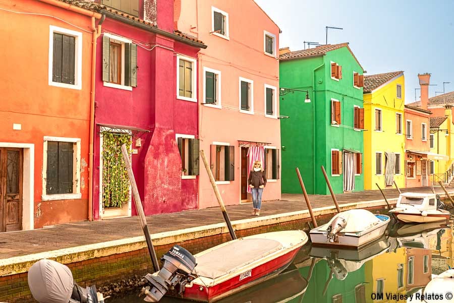 Una servidora paseando junto al canal y las casas de colores en Burano, una imagen imprescindible sobre que ver en Burano.